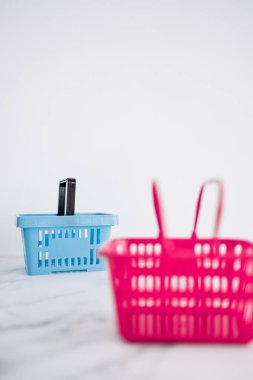 Rekabet ve perakende sektörü kavramsal imaj, farklı marka veya mağazalar için farklı şekil ve renkte alışveriş sepetleri