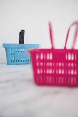 Rekabet ve perakende sektörü kavramsal imaj, farklı marka veya mağazalar için farklı şekil ve renkte alışveriş sepetleri