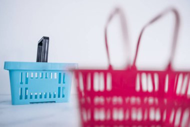 Rekabet ve perakende sektörü kavramsal imaj, farklı marka veya mağazalar için farklı şekil ve renkte alışveriş sepetleri