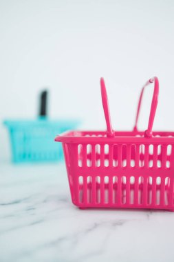 Rekabet ve perakende sektörü kavramsal imaj, farklı marka veya mağazalar için farklı şekil ve renkte alışveriş sepetleri