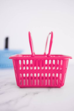 Rekabet ve perakende sektörü kavramsal imaj, farklı marka veya mağazalar için farklı şekil ve renkte alışveriş sepetleri