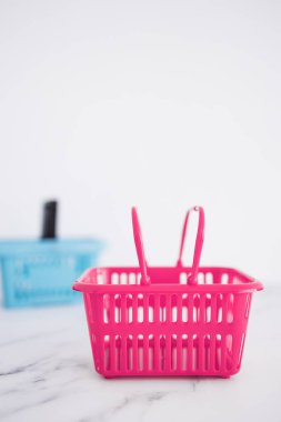 Rekabet ve perakende sektörü kavramsal imaj, farklı marka veya mağazalar için farklı şekil ve renkte alışveriş sepetleri