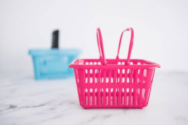 Rekabet ve perakende sektörü kavramsal imaj, farklı marka veya mağazalar için farklı şekil ve renkte alışveriş sepetleri