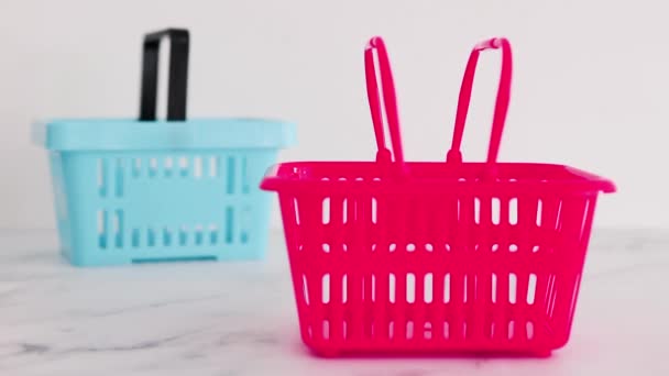 Paar Einkaufskörbe Mit Unterschiedlichen Formen Und Farben Für Verschiedene Marken — Stockvideo