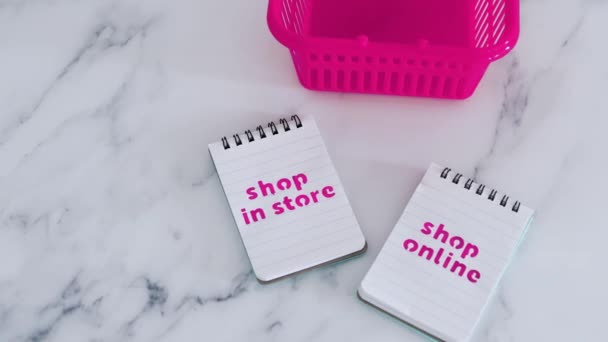 粉色购物篮 商店里有商店 而网上购物则有笔记本 竞争和零售业的概念形象 — 图库视频影像