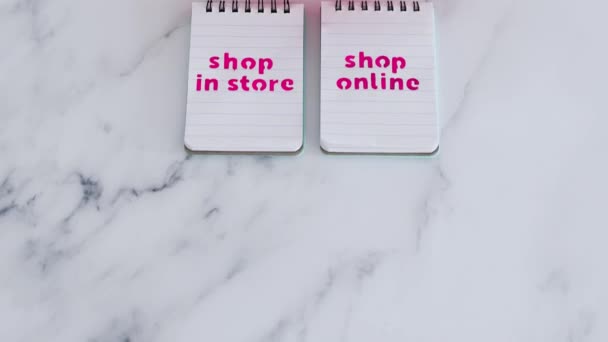 ピンクのショッピングバスケット店対店ノートパッド 競争と小売業界の概念的なイメージ上のオンラインテキスト — ストック動画