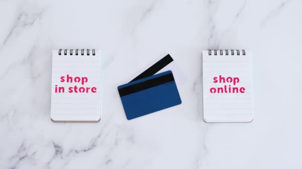 店対店のオンラインテキストノートパッドの支払いカード彼らの隣 競争と小売業 — ストック動画