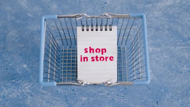 粉色购物篮 商店里有商店 而网上购物则有笔记本 竞争和零售业的概念形象 — 图库视频影像