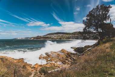 BLACKMANS BAY, TASMANIA - 6 Mart 2020: Güney Hobart 'taki popüler Blackmans Körfezi sahili çok rüzgarlı bir günde yoğun dalgalar ve dalgalarla 