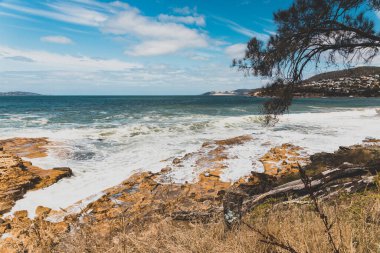 BLACKMANS BAY, TASMANIA - 6 Mart 2020: Güney Hobart 'taki popüler Blackmans Körfezi sahili çok rüzgarlı bir günde yoğun dalgalar ve dalgalarla 