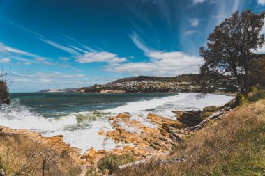 BLACKMANS BAY, TASMANIA - 6 Mart 2020: Güney Hobart 'taki popüler Blackmans Körfezi sahili çok rüzgarlı bir günde yoğun dalgalar ve dalgalarla 