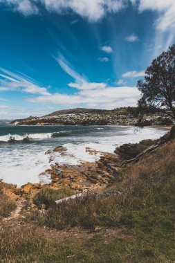 BLACKMANS BAY, TASMANIA - 6 Mart 2020: Güney Hobart 'taki popüler Blackmans Körfezi sahili çok rüzgarlı bir günde yoğun dalgalar ve dalgalarla 