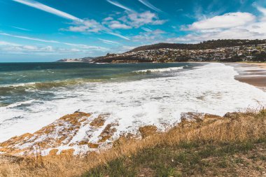 BLACKMANS BAY, TASMANIA - 6 Mart 2020: Güney Hobart 'taki popüler Blackmans Körfezi sahili çok rüzgarlı bir günde yoğun dalgalar ve dalgalarla 