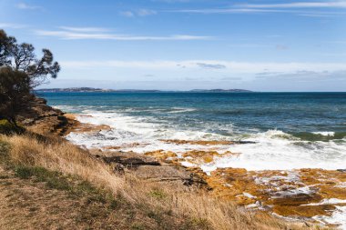 BLACKMANS BAY, TASMANIA - 6 Mart 2020: Güney Hobart 'taki popüler Blackmans Körfezi sahili çok rüzgarlı bir günde yoğun dalgalar ve dalgalarla 