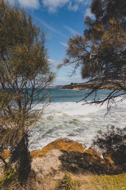 BLACKMANS BAY, TASMANIA - 6 Mart 2020: Güney Hobart 'taki popüler Blackmans Körfezi sahili çok rüzgarlı bir günde yoğun dalgalar ve dalgalarla 