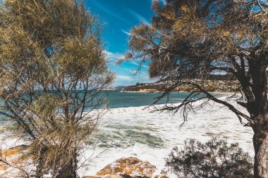 BLACKMANS BAY, TASMANIA - 6 Mart 2020: Güney Hobart 'taki popüler Blackmans Körfezi sahili çok rüzgarlı bir günde yoğun dalgalar ve dalgalarla 