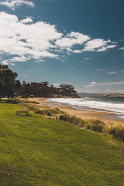 BLACKMANS BAY, TASMANIA - 6 Mart 2020: Güney Hobart 'taki popüler Blackmans Körfezi sahili çok rüzgarlı bir günde yoğun dalgalar ve dalgalarla 