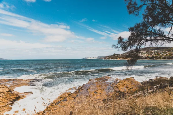 BLACKMANS BAY, TASMANIA - 6 Mart 2020: Güney Hobart 'taki popüler Blackmans Körfezi sahili çok rüzgarlı bir günde yoğun dalgalar ve dalgalarla 