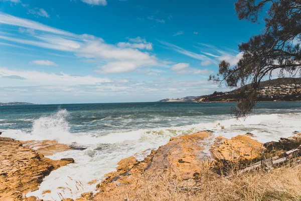 BLACKMANS BAY, TASMANIA - 6 Mart 2020: Güney Hobart 'taki popüler Blackmans Körfezi sahili çok rüzgarlı bir günde yoğun dalgalar ve dalgalarla 