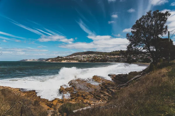 BLACKMANS BAY, TASMANIA - 6 Mart 2020: Güney Hobart 'taki popüler Blackmans Körfezi sahili çok rüzgarlı bir günde yoğun dalgalar ve dalgalarla 