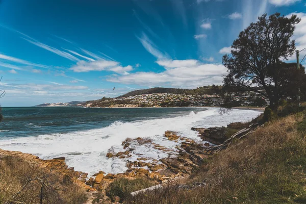 BLACKMANS BAY, TASMANIA - 6 Mart 2020: Güney Hobart 'taki popüler Blackmans Körfezi sahili çok rüzgarlı bir günde yoğun dalgalar ve dalgalarla 
