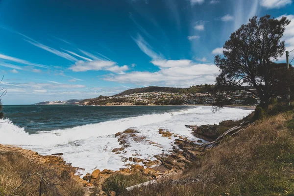 BLACKMANS BAY, TASMANIA - 6 Mart 2020: Güney Hobart 'taki popüler Blackmans Körfezi sahili çok rüzgarlı bir günde yoğun dalgalar ve dalgalarla 
