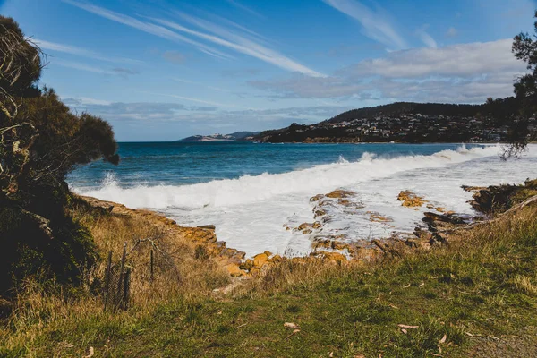 BLACKMANS BAY, TASMANIA - 6 Mart 2020: Güney Hobart 'taki popüler Blackmans Körfezi sahili çok rüzgarlı bir günde yoğun dalgalar ve dalgalarla 