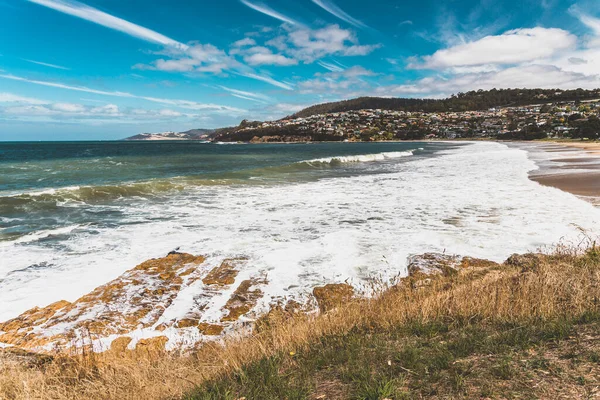 BLACKMANS BAY, TASMANIA - 6 Mart 2020: Güney Hobart 'taki popüler Blackmans Körfezi sahili çok rüzgarlı bir günde yoğun dalgalar ve dalgalarla 