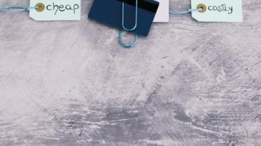 Ucuza karşı Pahalı prioduct fiyat etiketleri ödeme kartları, para ve tüketici davranışlarının yanında