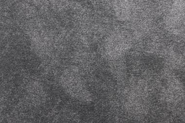 Yepyeni gri halısı yere serilmiş boş bir oda ve yeni boyanmış beyaz duvarlar, ev yenileme ve ev dekorasyonu konsepti.