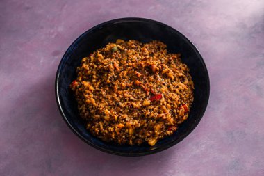 Akdeniz sebzeli vegan kinoası ve kırmızı pesto, sağlıklı bitki temelli yemek tarifleri.