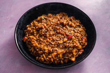 Akdeniz sebzeli vegan kinoası ve kırmızı pesto, sağlıklı bitki temelli yemek tarifleri.