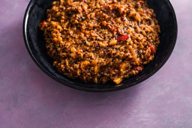 Akdeniz sebzeli vegan kinoası ve kırmızı pesto, sağlıklı bitki temelli yemek tarifleri.