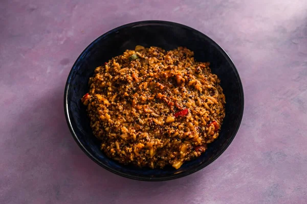 Akdeniz sebzeli vegan kinoası ve kırmızı pesto, sağlıklı bitki temelli yemek tarifleri.