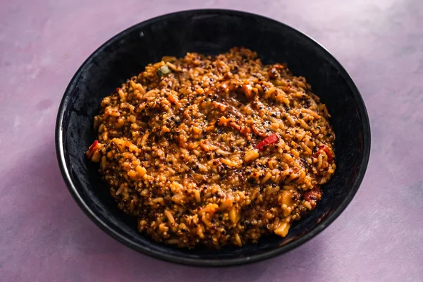 Akdeniz sebzeli vegan kinoası ve kırmızı pesto, sağlıklı bitki temelli yemek tarifleri.