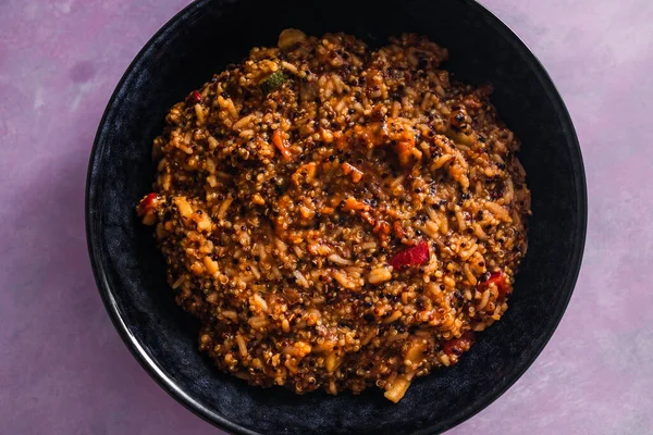 Akdeniz sebzeli vegan kinoası ve kırmızı pesto, sağlıklı bitki temelli yemek tarifleri.