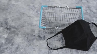  Salgından sonra yüz maskeli alışveriş sepeti, rekabet ve perakende sanayii toparlanması