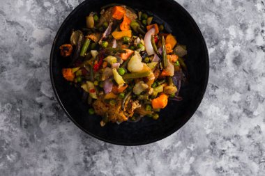 Karışık sebzeli vejetaryen rosto ve sahte et, sağlıklı bitki temelli yemek tarifleri.