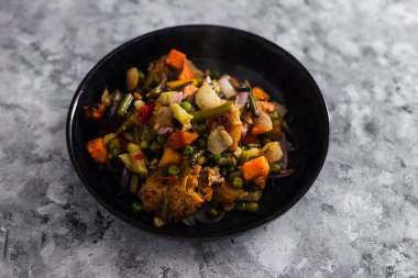 Karışık sebzeli vejetaryen rosto ve sahte et, sağlıklı bitki temelli yemek tarifleri.