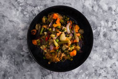 Karışık sebzeli vejetaryen rosto ve sahte et, sağlıklı bitki temelli yemek tarifleri.