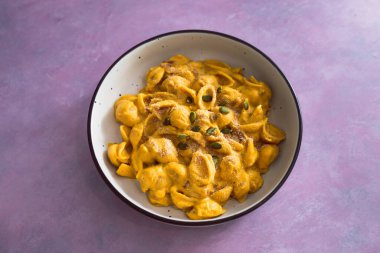 Kabak kabağı kaju soslu vejetaryen peynirli makarna, sağlıklı bitki temelli yemek tarifleri.