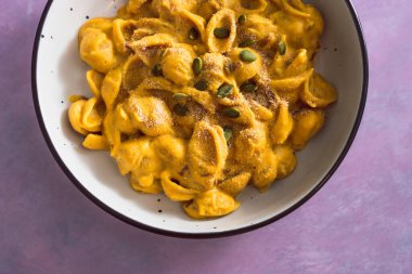 Kabak kabağı kaju soslu vejetaryen peynirli makarna, sağlıklı bitki temelli yemek tarifleri.