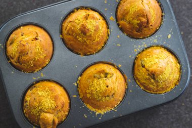 Fırından yeni çıkmış zeytinli vejetaryen baharatlı kekler ve besin maya, sağlıklı bitkisel yemek tarifleri.