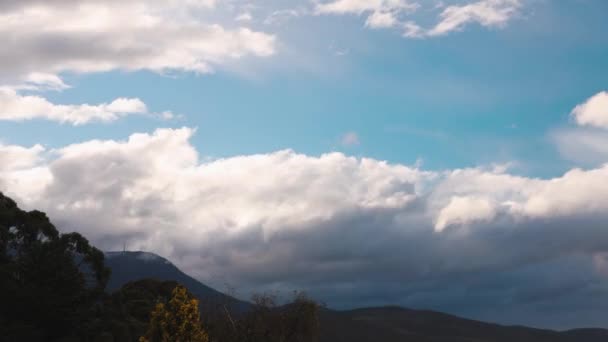 Tijdspanne Van Wolken Rollend Bergtoppen Een Stormachtige Dag Tasmanië Australië — Stockvideo