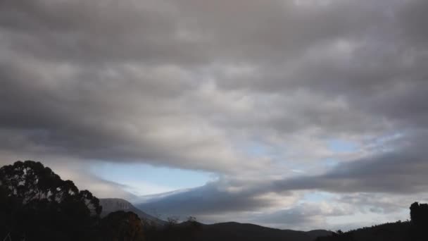 Timelapse Nuvens Rolando Sobre Topos Montanha Dia Tempestuoso Tasmânia Austrália — Vídeo de Stock