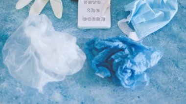 Mavi arkaplan üzerindeki okyanus metnini deniz kabukları ve çevresel kirliliğin düzeltilmesi, ekoloji ve gezegene olan saygının plastik çöp sembolüyle kaydet