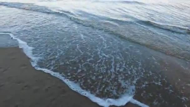 Голубые Волны Океана Трещат Песку Пляже Борния Тасмании — стоковое видео