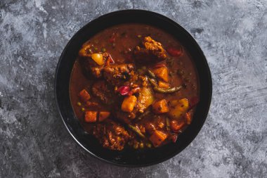 Vejetaryen sebze yahnisi, sebze soslu köfte, sağlıklı bitki temelli yemek tarifleri.