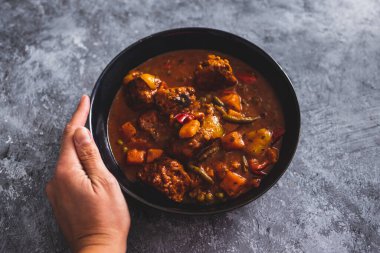 Vejetaryen sebze yahnisi, sebze soslu köfte, sağlıklı bitki temelli yemek tarifleri.