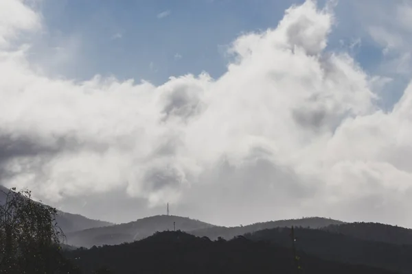 사이로 이비치는 가운데 태즈메이니아에서는 보이는 산들을 배경으로 사격을 받았다 — 스톡 사진